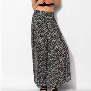 Urban OutfittersWide Leg Pants Women's Size Small Black Floral Print Fiesta Slit